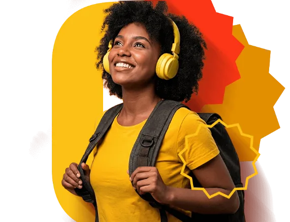Estudante universitária sorrindo com mochila e fones de ouvido